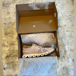 BNWT On Cloud Size 8.5 Women’s  Lily/Frost
